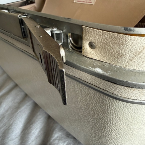 Vintage Samsonite Silhouette Train Case Cream Color w/Keys (8.5"H x 14.5"L x7"W) - Picture 10 of 15